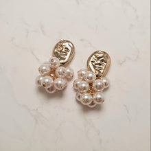Load image into Gallery viewer, Pearl Bouquet Earrings - Modern ver.