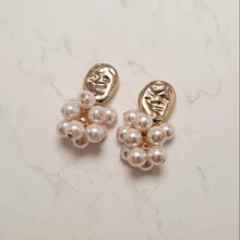 Load image into Gallery viewer, Pearl Bouquet Earrings - Modern ver.