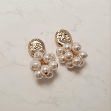 Load image into Gallery viewer, Pearl Bouquet Earrings - Modern ver.