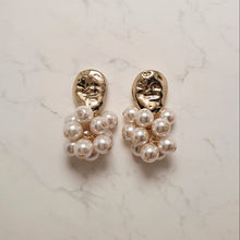 Load image into Gallery viewer, Pearl Bouquet Earrings - Modern ver.
