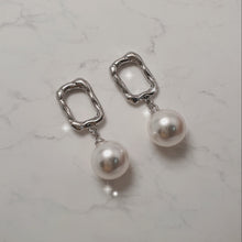 Load image into Gallery viewer, Judy Earrings - Silver (Cherry Bullet Jiwon Earrings)
