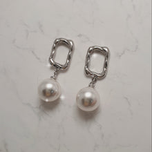 Load image into Gallery viewer, Judy Earrings - Silver (Cherry Bullet Jiwon Earrings)