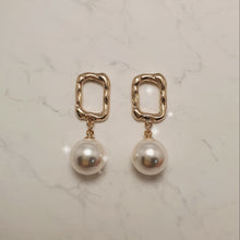 Load image into Gallery viewer, Judy Earrings - Gold (VIVIZ Sinb, Kep1er Xiaoting Earrings)