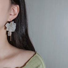 Load image into Gallery viewer, Bucolic Flower Earrings