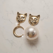Load image into Gallery viewer, Melbie The Cat Series - Moon and Big Pearl Earrings (Gold ver.)