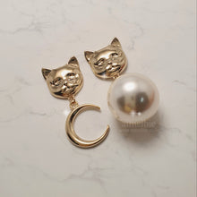 Load image into Gallery viewer, Melbie The Cat Series - Moon and Big Pearl Earrings (Gold ver.)