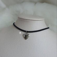 Load image into Gallery viewer, [Aespa Winter Choker] Vintage Heart Locket Choker - Silver ver.