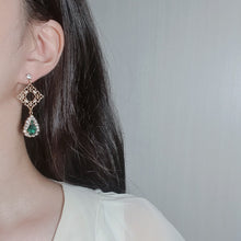 Load image into Gallery viewer, Emerald Oriental Royal Earrings (Purple Kiss Goeun Earrings)