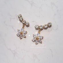 Load image into Gallery viewer, Daisy Wing Earrings - Simple (Gold ver.) (Red Velvet Yeri, Park Eunbin Earrings)