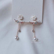 Load image into Gallery viewer, White Flower and Jewel Arc Earrings