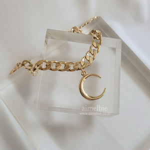 Crescent Moon Bold Chain Choker - Gold (SNSD Seohyun and Kep1er Xiaoting Necklace)