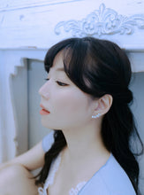 Load image into Gallery viewer, Simple Wing Earrings - Silver (VIVIZ Sinb and Oh My Girl Binnie Earrings)