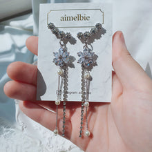 Load image into Gallery viewer, [IU Earrings] Daisy Wing Earrings - Longdrop (Silver ver.)