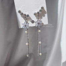 Load image into Gallery viewer, [IU Earrings] Daisy Wing Earrings - Longdrop (Silver ver.)