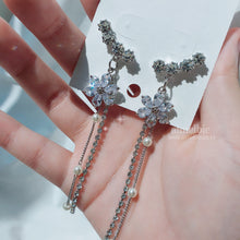 Load image into Gallery viewer, [IU Earrings] Daisy Wing Earrings - Longdrop (Silver ver.)