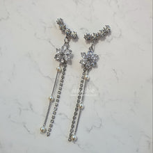 Load image into Gallery viewer, [IU Earrings] Daisy Wing Earrings - Longdrop (Silver ver.)