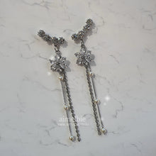 Load image into Gallery viewer, [IU Earrings] Daisy Wing Earrings - Longdrop (Silver ver.)