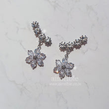 Load image into Gallery viewer, Daisy Wing Earrings - Simple (Silver ver.) (Red Velvet Joy, STAYC Isa, Han Hyojoo Earrings)