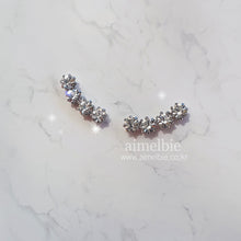 Load image into Gallery viewer, Simple Wing Earrings - Silver (VIVIZ Sinb and Oh My Girl Binnie Earrings)