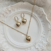 Load image into Gallery viewer, Modern Heart Huggies Earrings - Gold (Rocket Punch Yeonhee, Yunkyung Earrings)