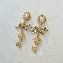 Load image into Gallery viewer, Antique Lovely Key Earrings - Gold