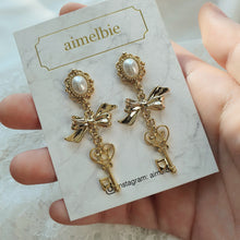 Load image into Gallery viewer, Antique Lovely Key Earrings - Gold