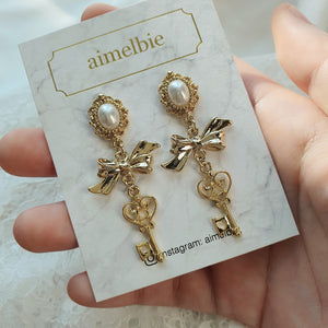 Antique Lovely Key Earrings - Gold