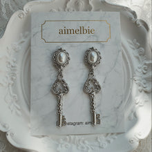 Load image into Gallery viewer, [IVE Gaeul Earrings] Antique Classic Key Earrings - Silver