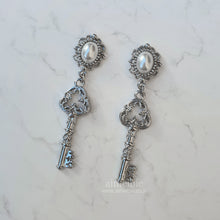 Load image into Gallery viewer, [IVE Gaeul Earrings] Antique Classic Key Earrings - Silver