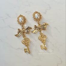 Load image into Gallery viewer, Antique Lovely Key Earrings - Gold