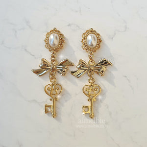 Antique Lovely Key Earrings - Gold