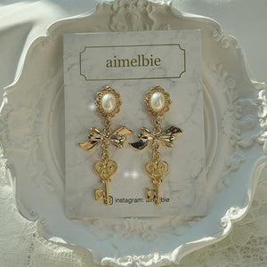 Antique Lovely Key Earrings - Gold