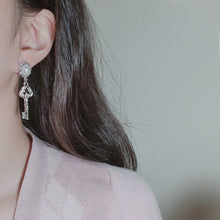 Load image into Gallery viewer, [IVE Gaeul Earrings] Antique Classic Key Earrings - Silver