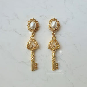 Antique Classic Key Earrings - Gold (Purple Kiss Dosie Earrings)