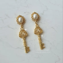 Load image into Gallery viewer, Antique Classic Key Earrings - Gold (Purple Kiss Dosie Earrings)
