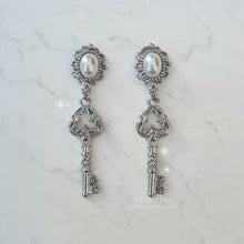 Load image into Gallery viewer, [IVE Gaeul Earrings] Antique Classic Key Earrings - Silver