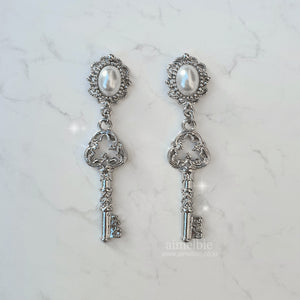 [IVE Gaeul Earrings] Antique Classic Key Earrings - Silver