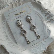 Load image into Gallery viewer, [IVE Gaeul Earrings] Antique Classic Key Earrings - Silver