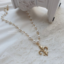 Load image into Gallery viewer, Fleur De Lis Pearl Choker - Gold