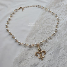 Load image into Gallery viewer, Fleur De Lis Pearl Choker - Gold