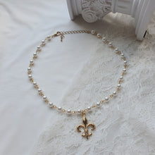 Load image into Gallery viewer, Fleur De Lis Pearl Choker - Gold