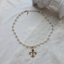 Load image into Gallery viewer, Fleur De Lis Pearl Choker - Gold
