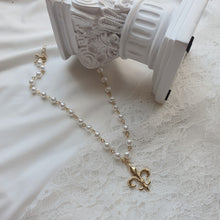 Load image into Gallery viewer, Fleur De Lis Pearl Choker - Gold