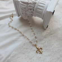 Load image into Gallery viewer, Fleur De Lis Pearl Choker - Gold