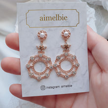 Load image into Gallery viewer, Rosegold Star and Wreath Earrings