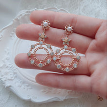Load image into Gallery viewer, Rosegold Star and Wreath Earrings