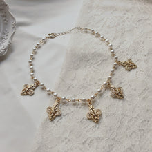 Load image into Gallery viewer, Little Fleur-De-Lis Pearl Choker Necklace