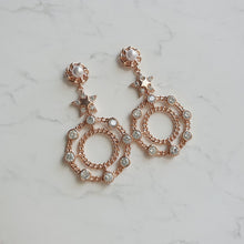 Load image into Gallery viewer, Rosegold Star and Wreath Earrings