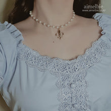 Load image into Gallery viewer, Fleur De Lis Pearl Choker - Gold