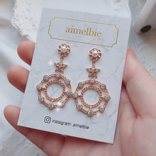 Load image into Gallery viewer, Rosegold Star and Wreath Earrings